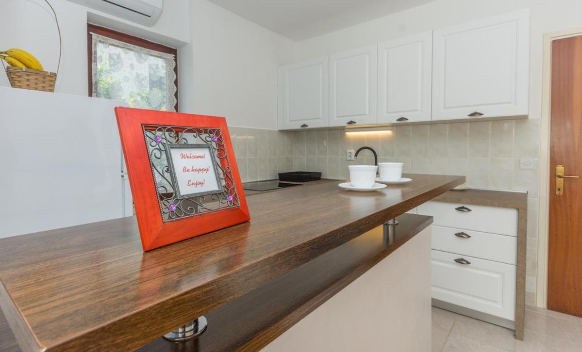 Apartment Domijan By El-Pi Tours Нивице Екстериор снимка