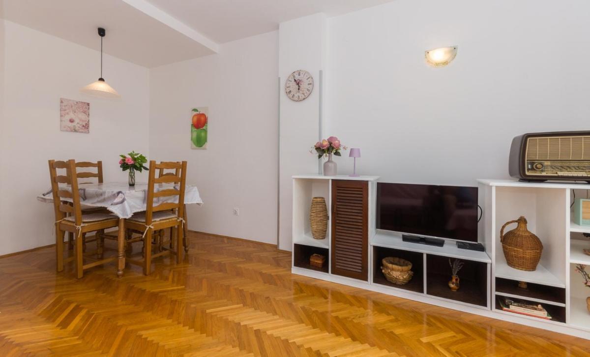 Apartment Domijan By El-Pi Tours Нивице Екстериор снимка