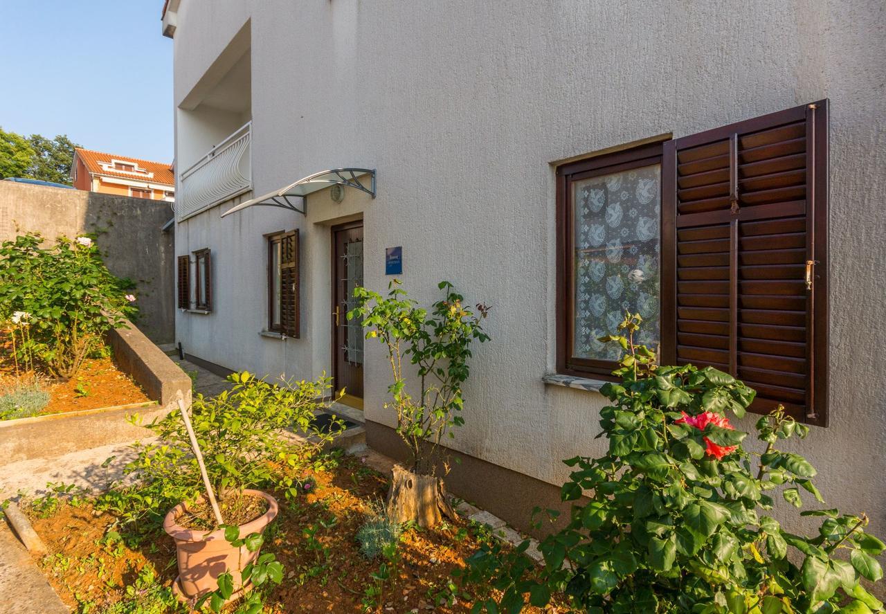 Apartment Domijan By El-Pi Tours Нивице Екстериор снимка