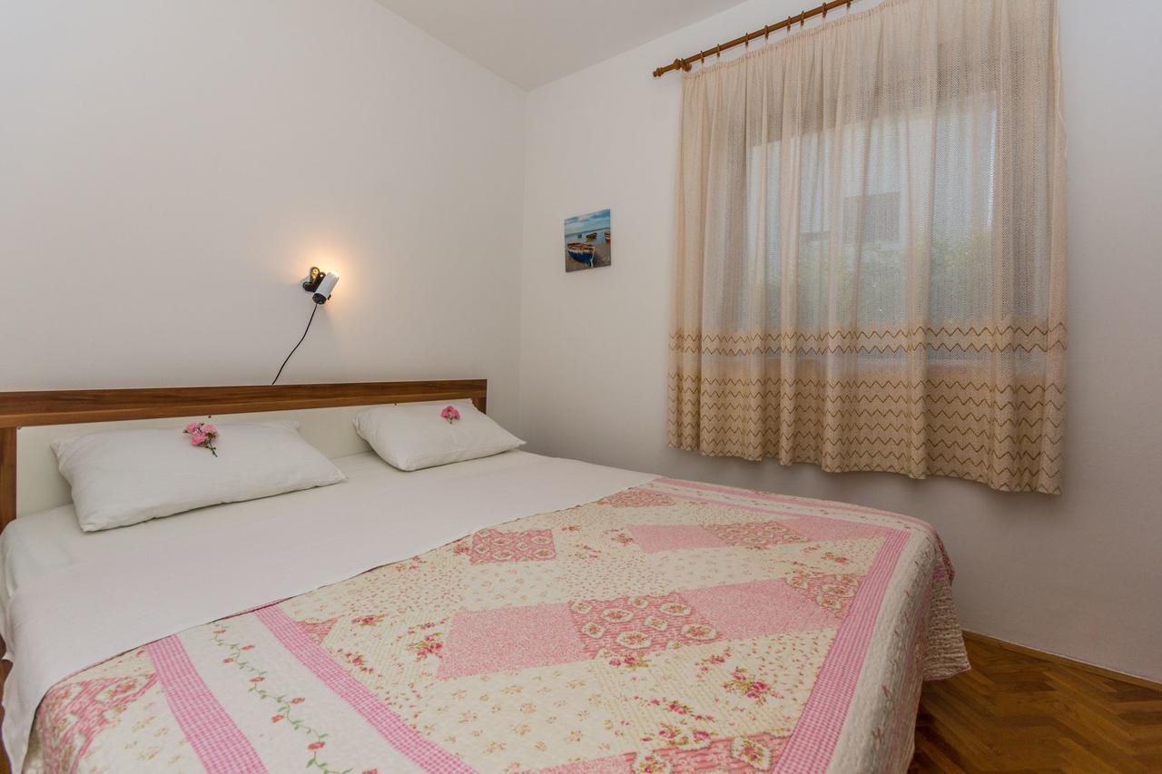 Apartment Domijan By El-Pi Tours Нивице Екстериор снимка