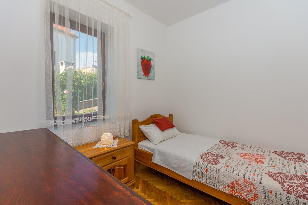 Apartment Domijan By El-Pi Tours Нивице Екстериор снимка